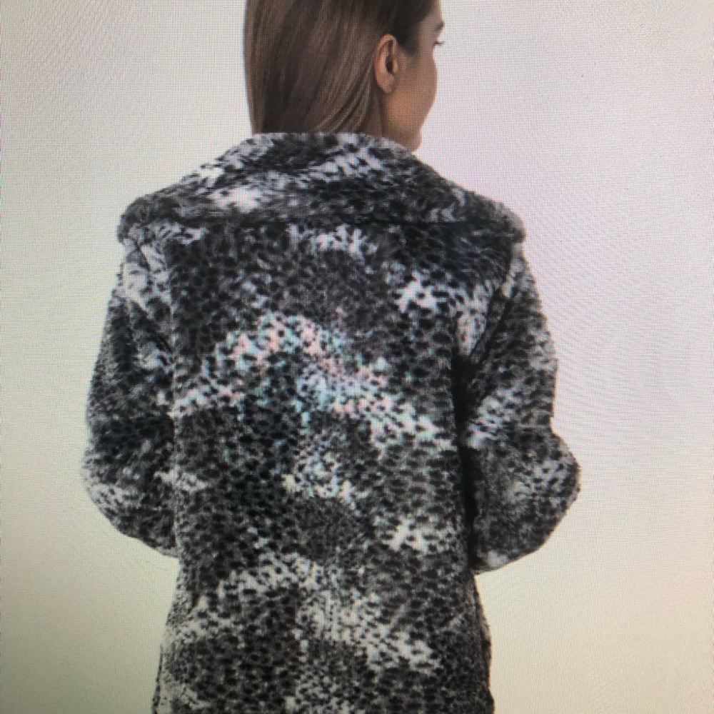 MARIGOLD + LOTUS Black Faux Fur Coat PRICE DROP - Picture 5 of 7
